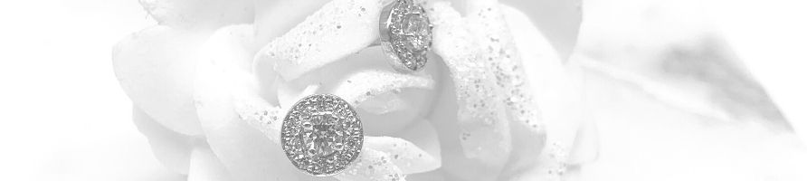 Boucles-doreilles-diamant-entourage-or-blanc